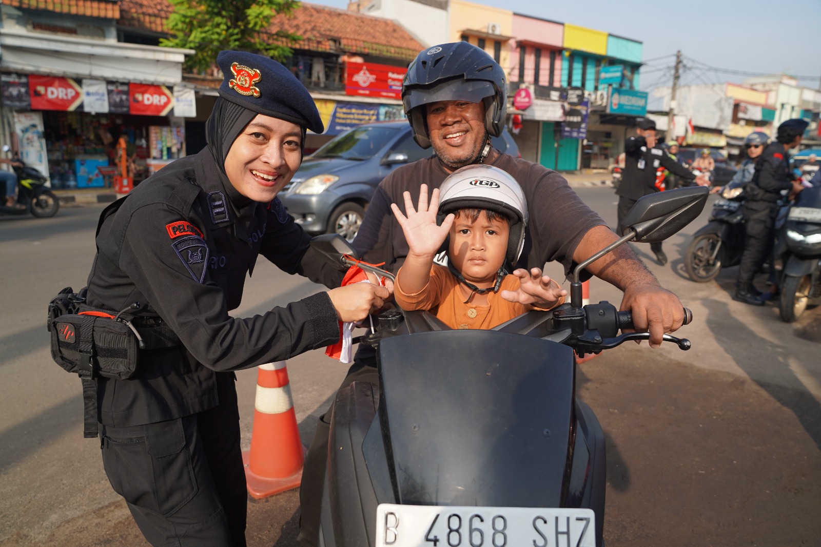 Polwan Brimob Polri Bagikan Bendera, Kobarkan Semangat Patriotisme di Depok