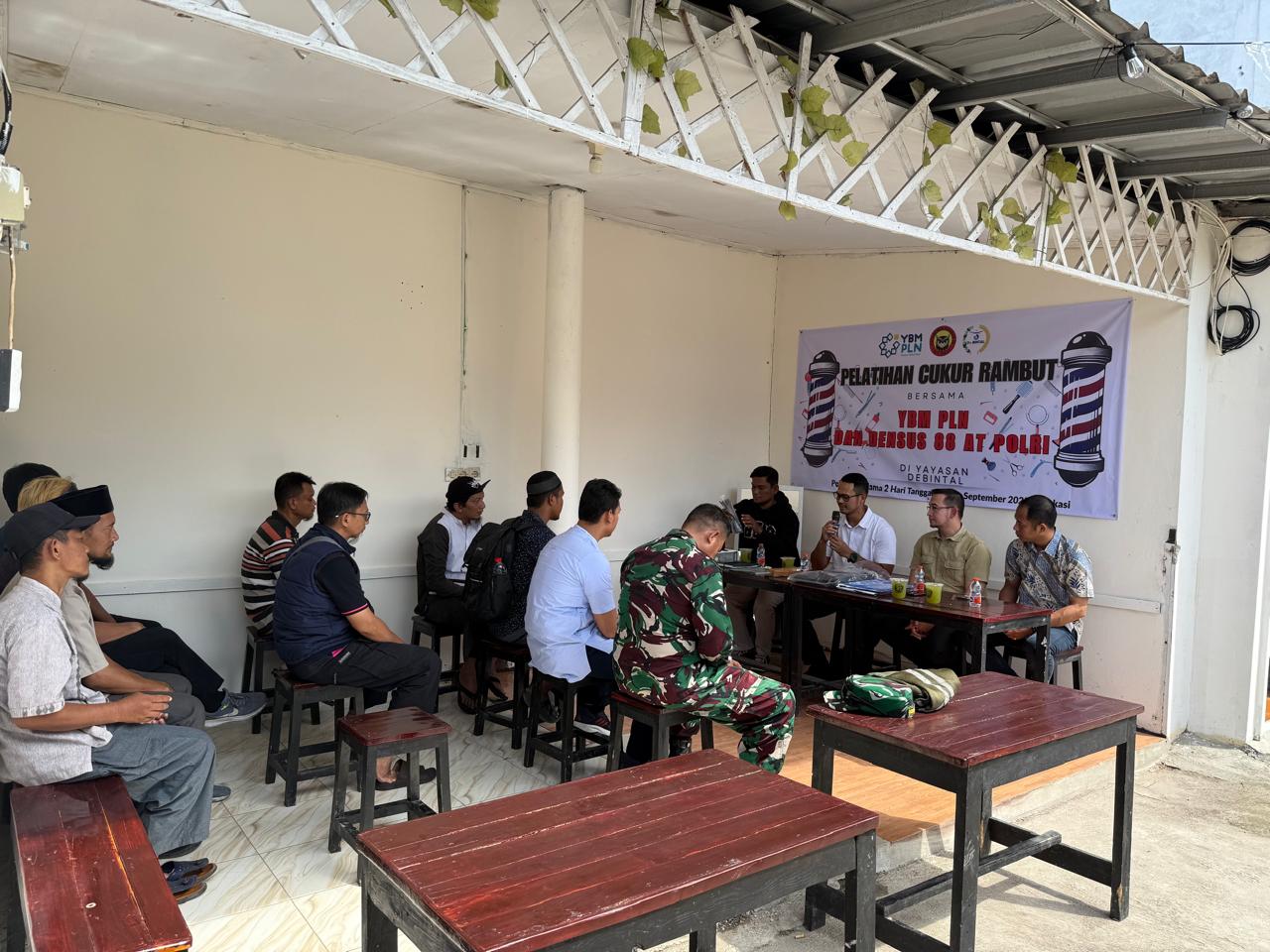 Pelatihan Cukur Rambut untuk Eks Napiter Digelar oleh Densus 88 AT Polri dan YBM PLN