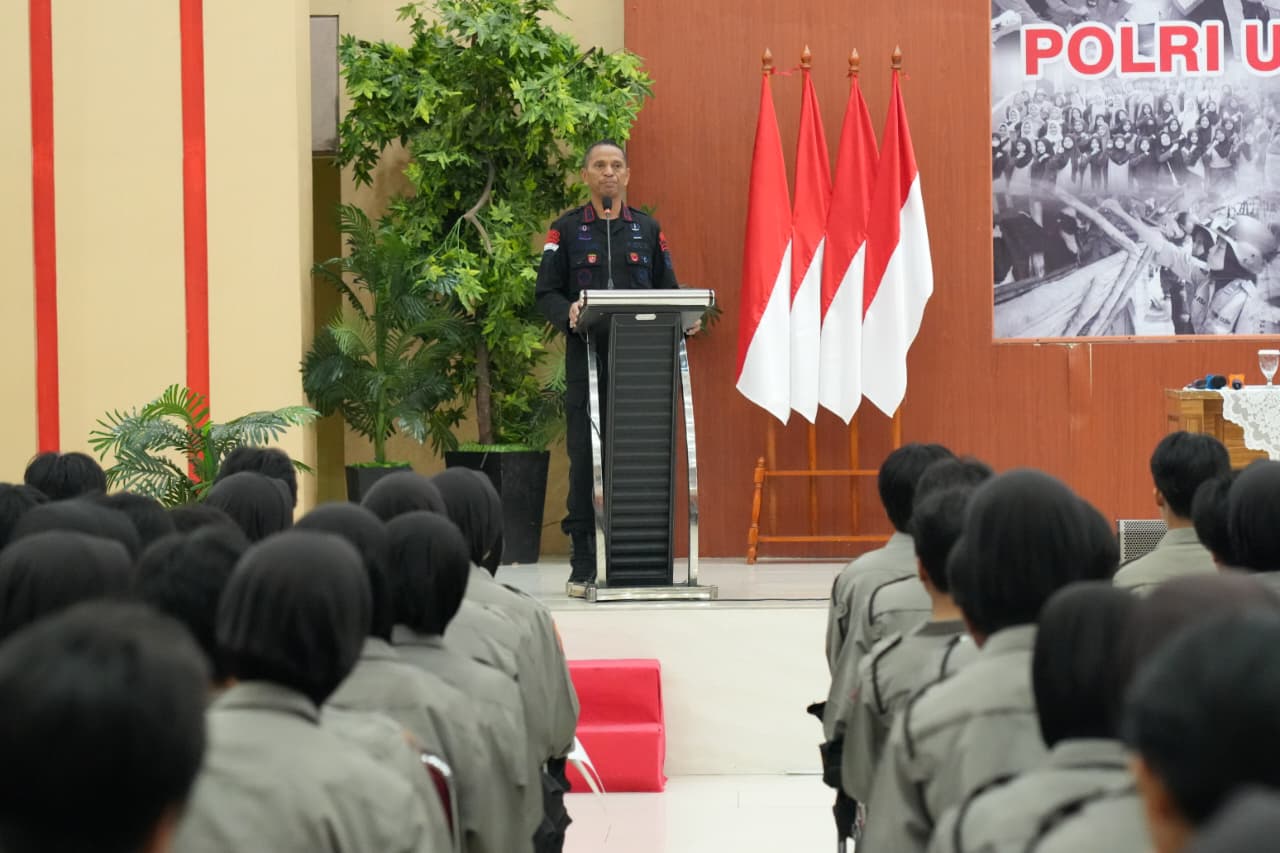 Dansatlat Brimob Korbrimob Polri Berikan Materi Brimob Dasar kepada Siswa Diktuk Bintara Polwan Angkatan 58