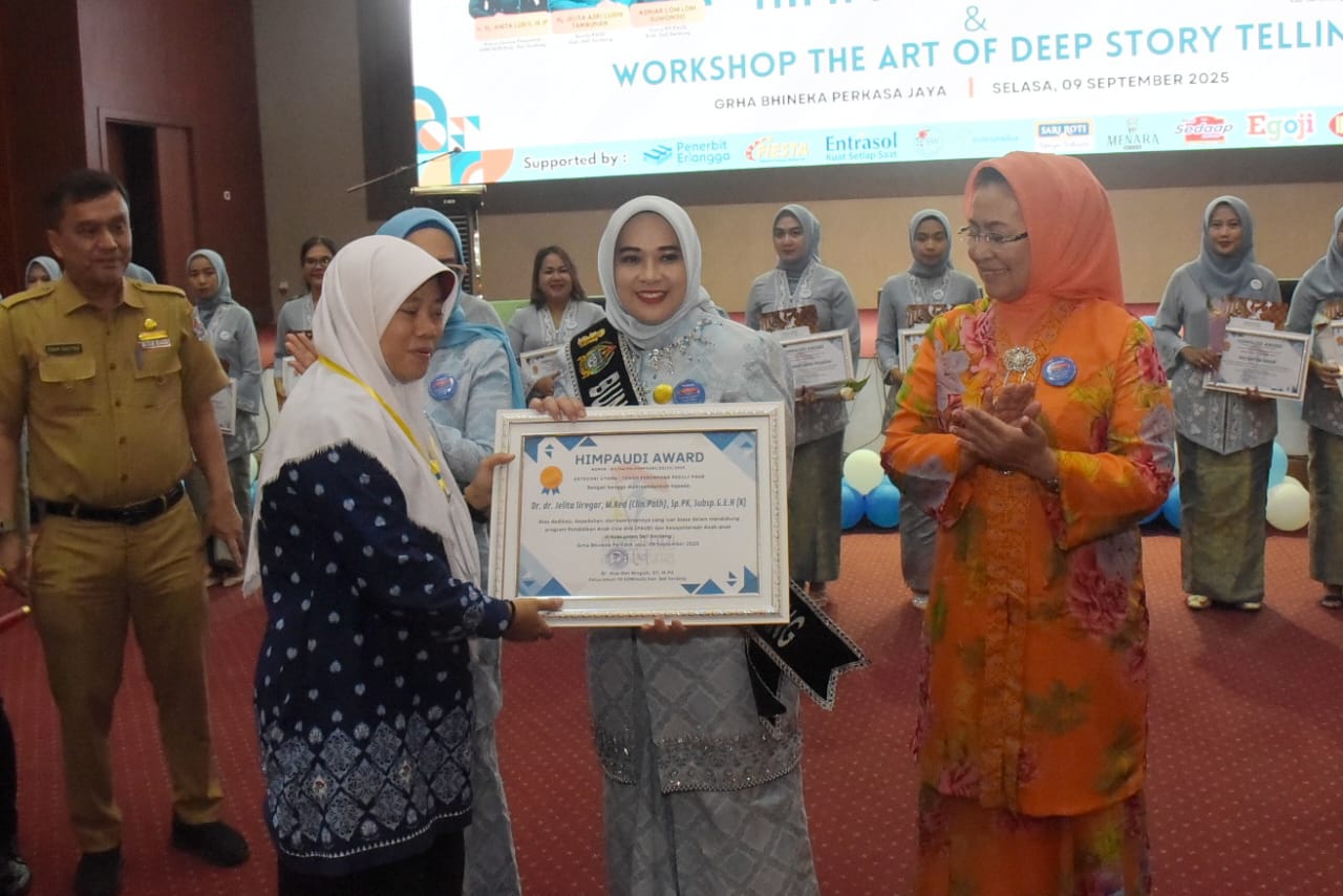 Penghargaan Tokoh Perempuan Peduli PAUD Diterima Ny Jelita Asri Ludin Tambunan