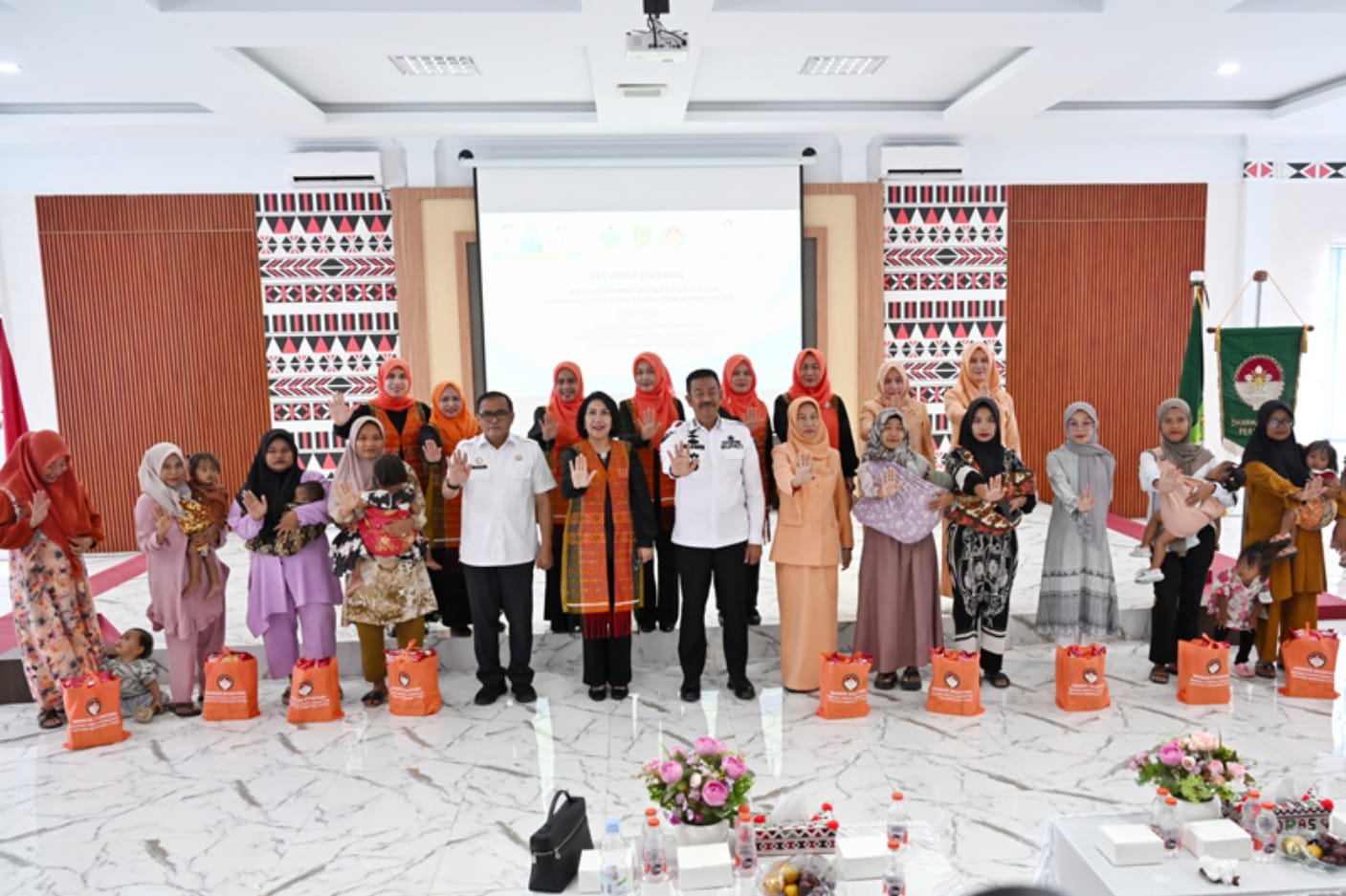 Ketua DWP Sumut Serahkan Bantuan Cegah Stunting di Madina