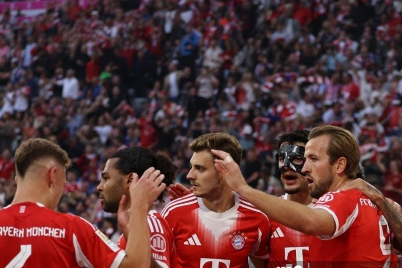 Bayern Munchen Bungkam Hamburg 5-0, Luis Diaz Samai Rekor