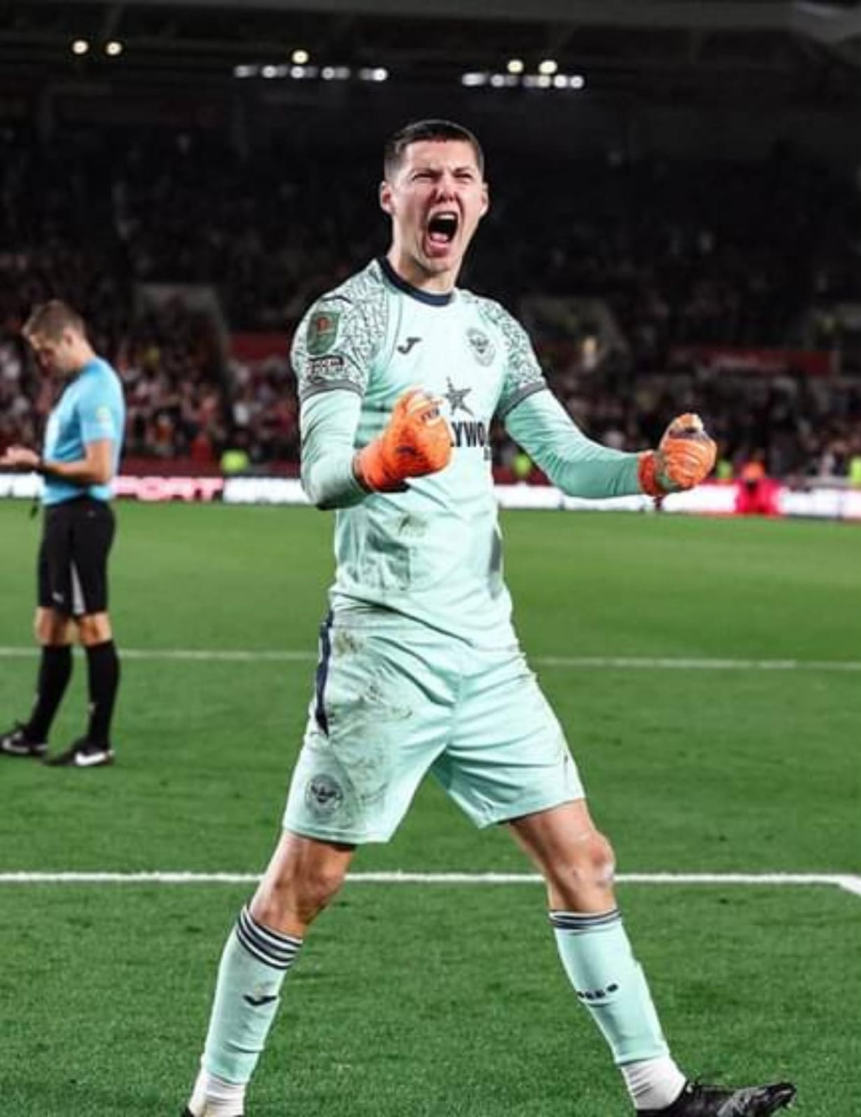 Valdimarsson Gemilang, Brentford Singkirkan Aston Villa Lewat Adu Penalti