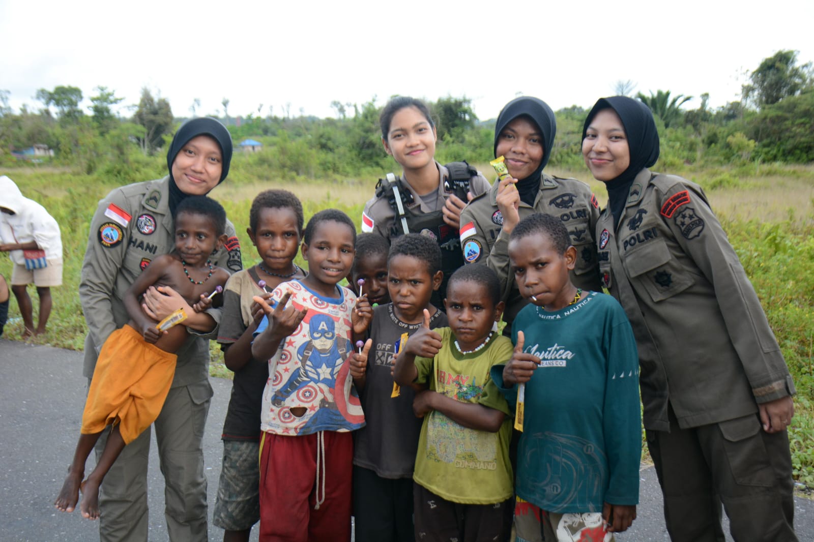 Polwan Satgas Ops Damai Cartenz Bangun Kedekatan Humanis dengan Anak-Anak Nduga