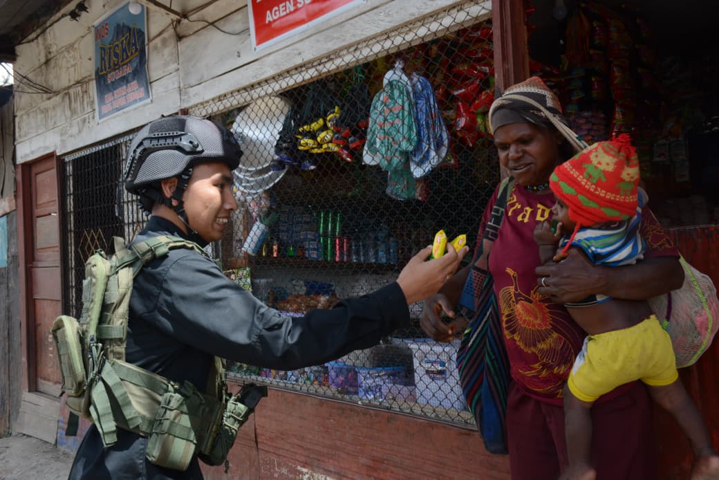 Satgas Ops Damai Cartenz Dekatkan Diri dengan Warga di Pasar Baru Sugapa, Intan Jaya