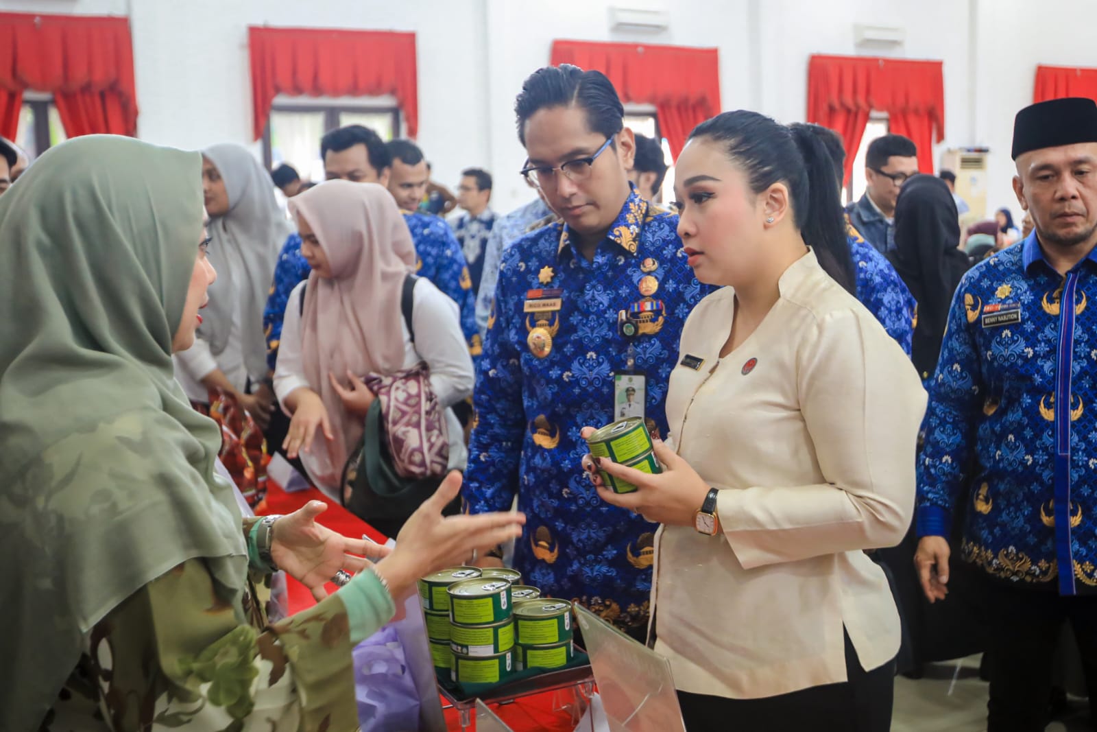 Rico Waas Berikan Sertifikat Halal ke Pelaku UMKM, Dorong UMKM Naik Kelas Lewat Labelisasi