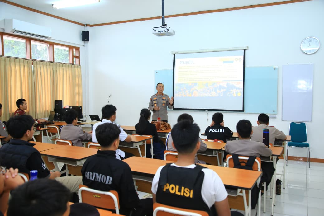 Kadiv Humas Bekali Siswa Labschool Kebayoran dengan Motivasi dan Pengetahuan Tugas Kepolisian