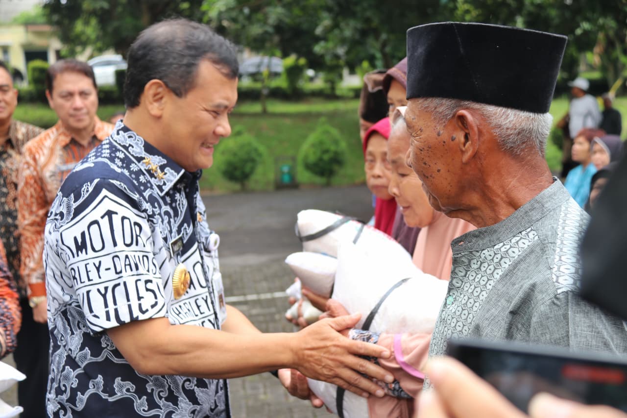 Ahmad Luthfi Salurkan 6 Ton Beras untuk Ringankan Beban Kelompok Rentan