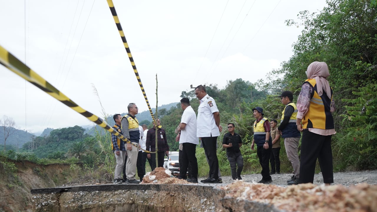 Gubsu Pastikan Jalan Batas Toba–Labura Mulai Dikerjakan 2026 Berkat Lobi Bupati Effendi
