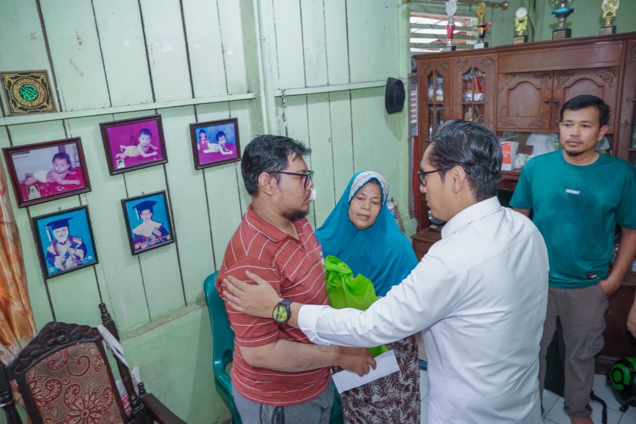 Rico Waas Sambangi Ojol Korban Penganiayaan, Dishub Medan Diminta Tertibkan Jukir Liar