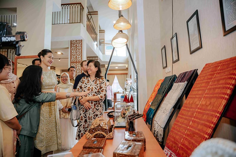 Wastra Khas Sumut Diperkenalkan Kahiyang Ayu ke Istri Dubes AS