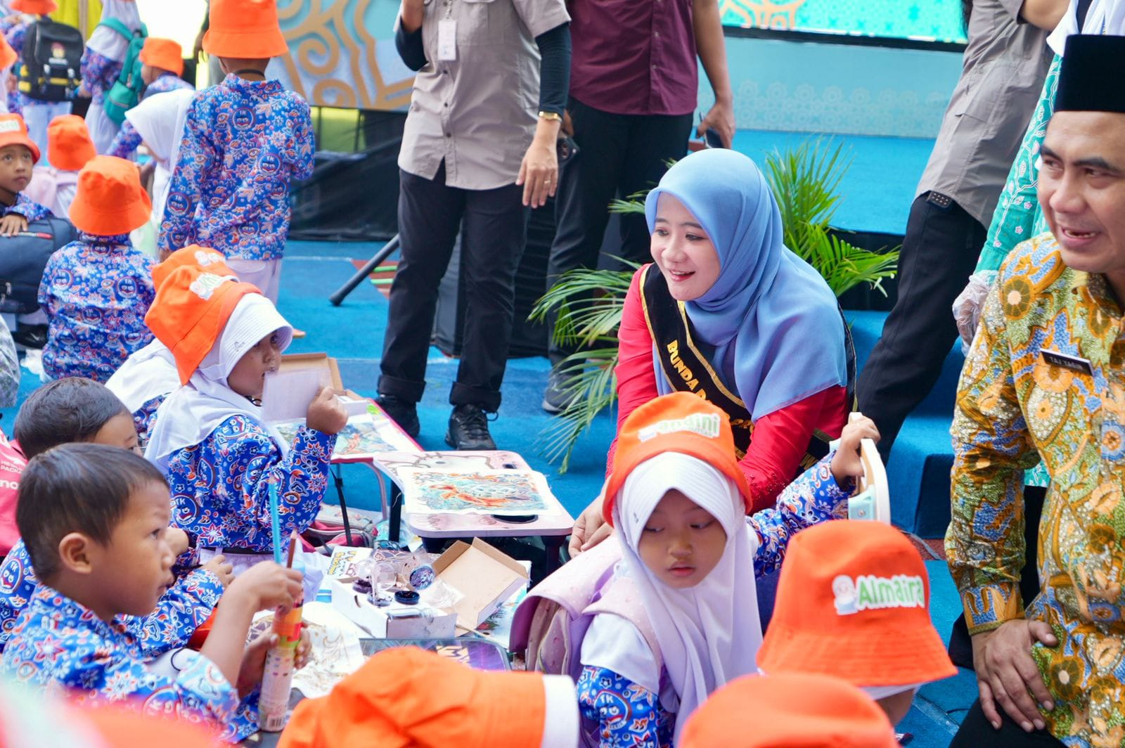 Siswa PAUD Membatik di Hari Batik Nasional, Gus Yasin dan Ning Nawal Hadir Beri Semangat