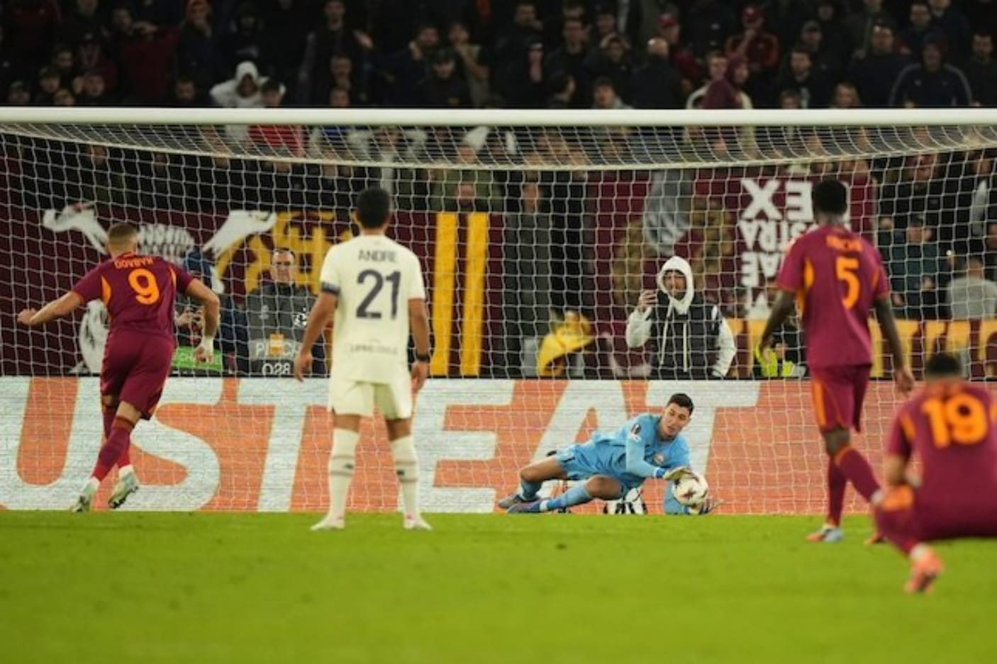 Lille Bungkam Roma, Berke Ozer Jadi Tembok Tak Tertembus