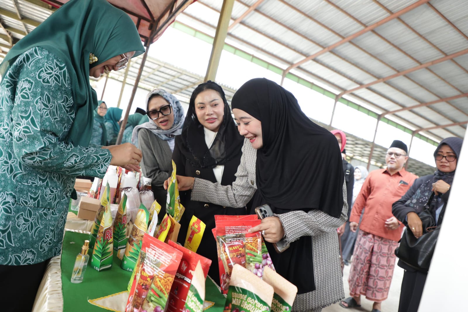 Pelaku Usaha Brebes Gembira, Produk UMKM Diborong Nawal Yasin