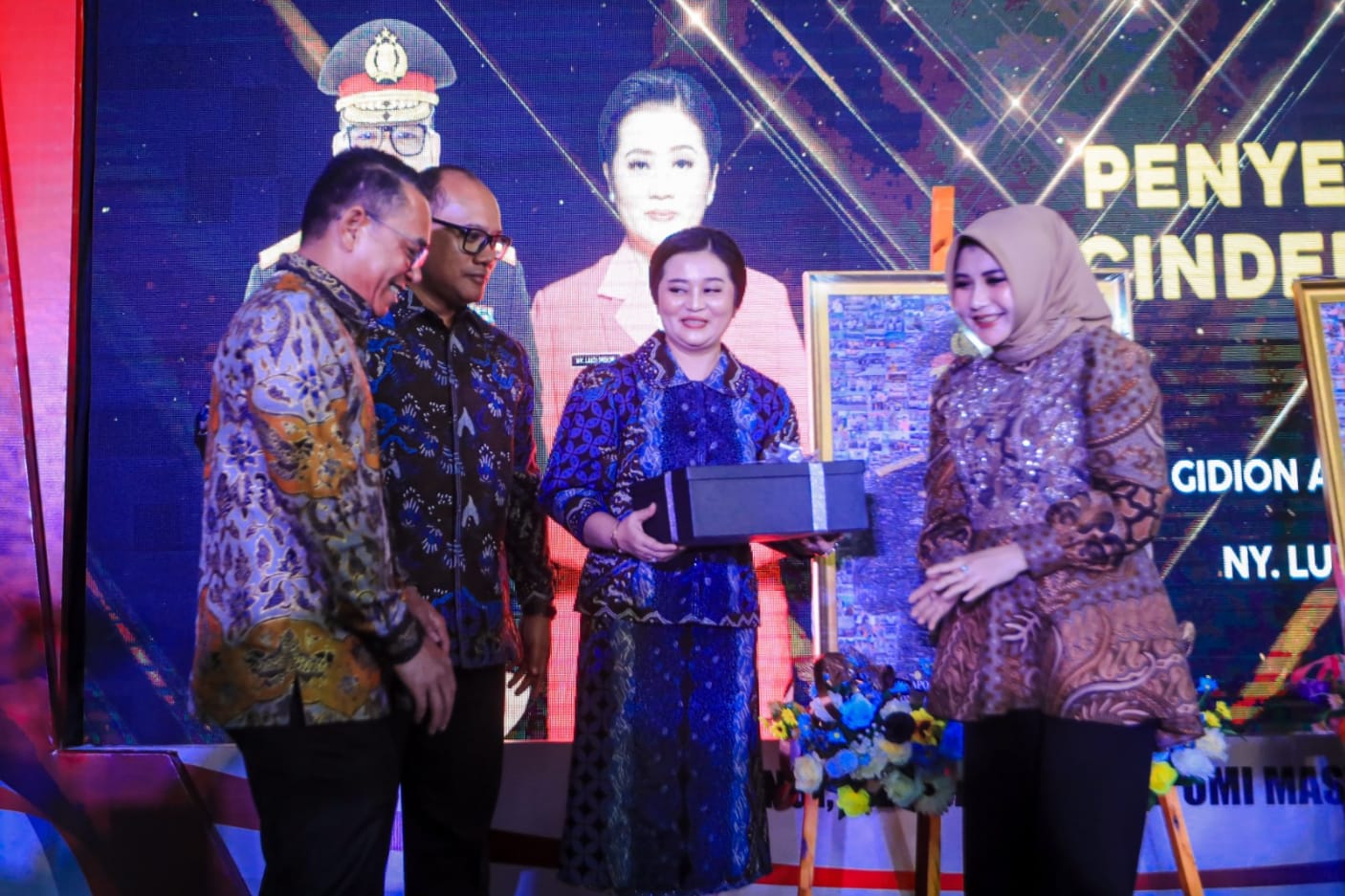 Wakil Wali Kota Medan Kenakan Tanjak Melayu kepada Kapolrestabes Medan yang Baru