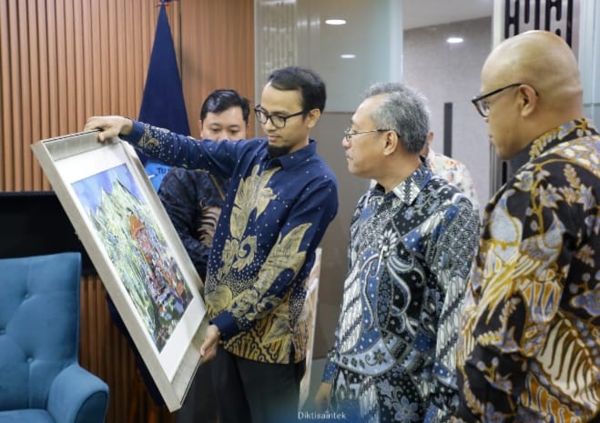 Kolaborasi Seni, Sains, dan Teknologi, ISI Bali Serahkan Karya Seni kepada Kemdiktisaintek