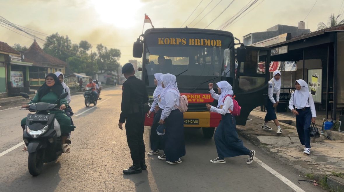 Brimob Sediakan Bus Sekolah Gratis untuk Siswa di Tasikmalaya