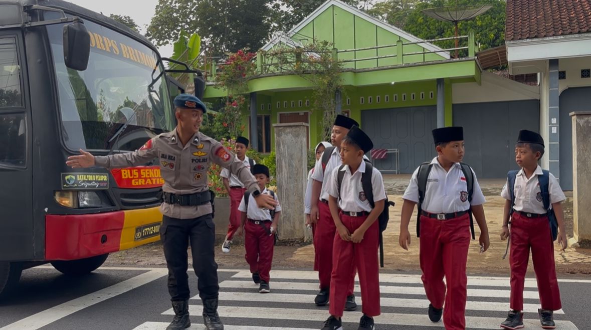 Dukung Akses Pendidikan, Satbrimob Polda Jabar Operasikan Bus Sekolah Gratis