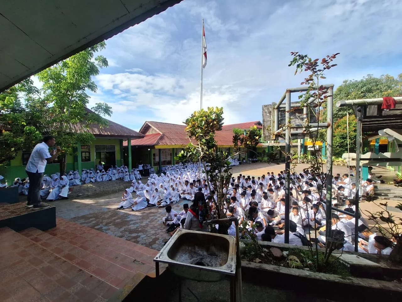 Densus 88 Beri Edukasi Bahaya Radikalisme dan Pengaruh Medsos kepada 600 Siswa MTsN Ambon