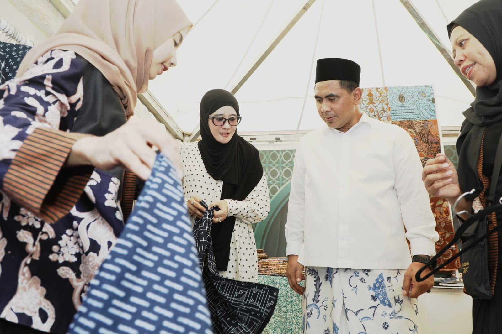 Puluhan UMKM Santri di Kudus Pamerkan Karya Kreatif, Taj Yasin dan Nawal Arafah Beri Apresiasi