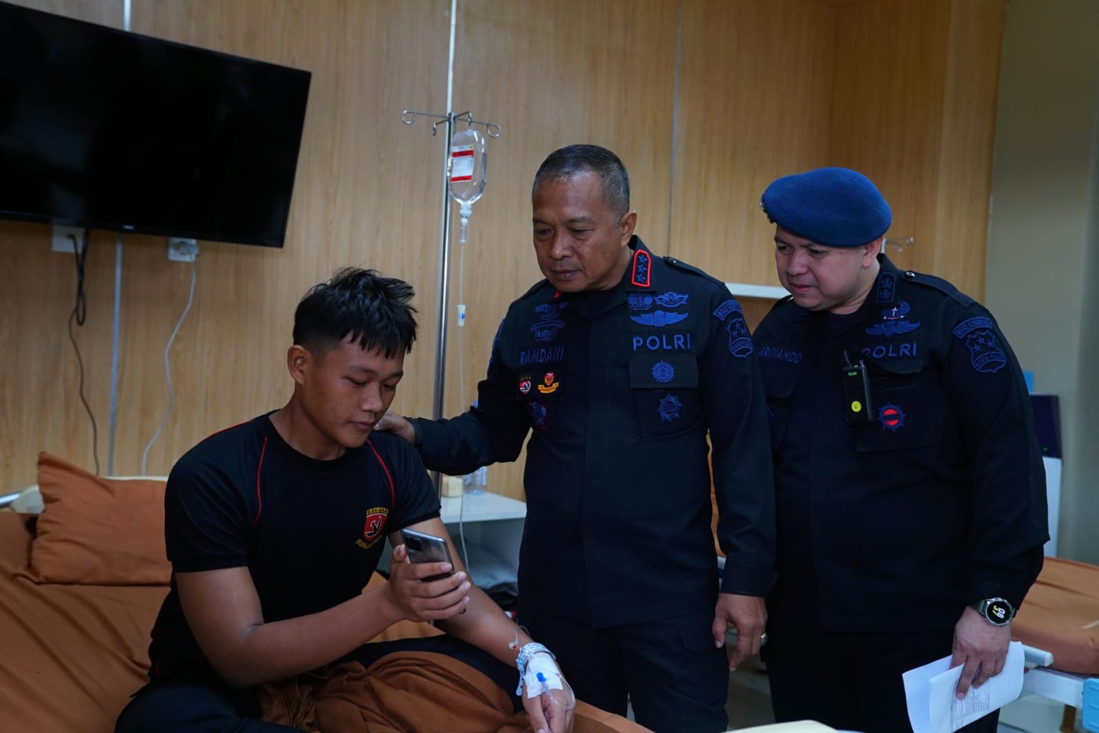 Dankorbrimob Polri Tunjukkan Kepedulian, Jenguk Anggota dan Keluarga di RS Bhayangkara Brimob
