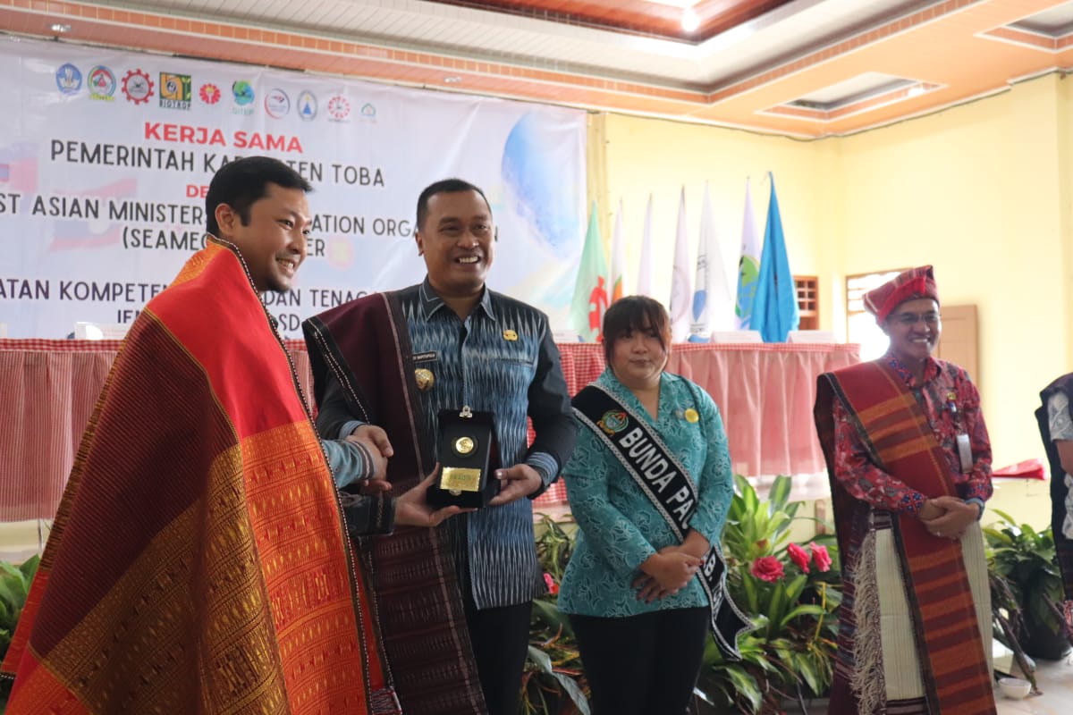 Bupati Effendi Napitupulu Apresiasi SEAMEO, Dorong Peningkatan Mutu Tenaga Pendidik di Toba