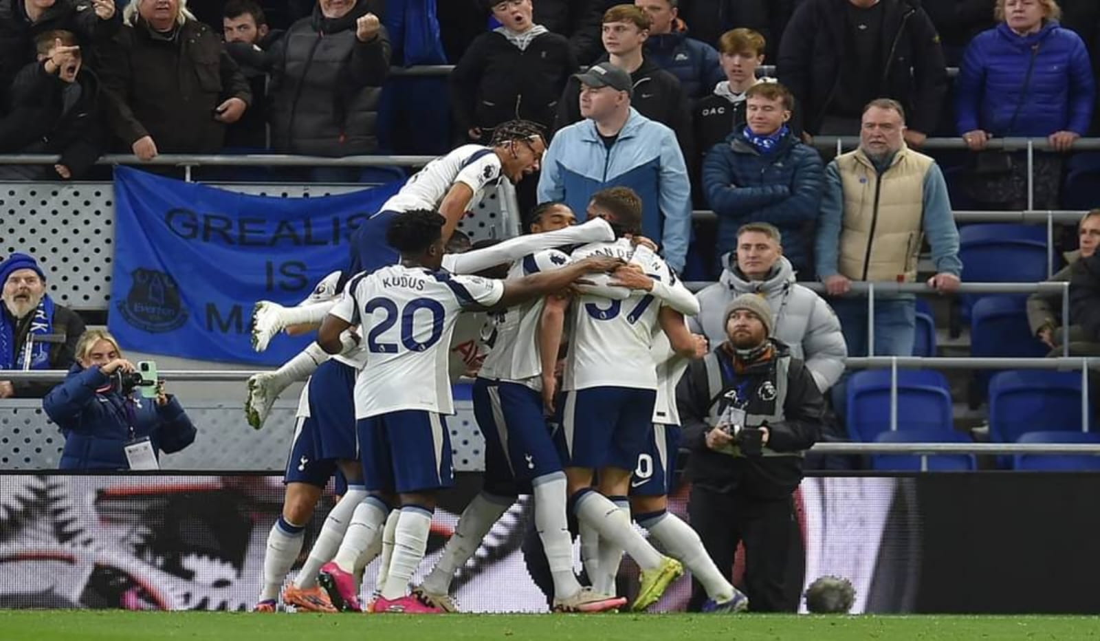Tottenham Hotspur Bekuk Everton 3-0, Van de Ven Cetak Dua Gol
