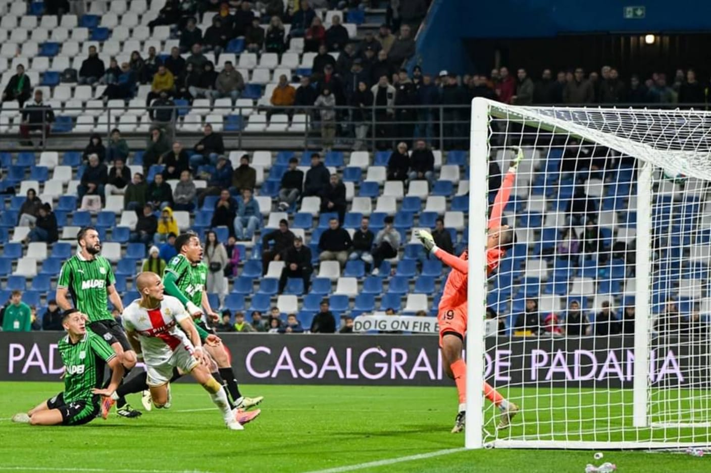Genoa Taklukkan Sassuolo Lewat Gol Dramatis Ostigard di Menit Akhir