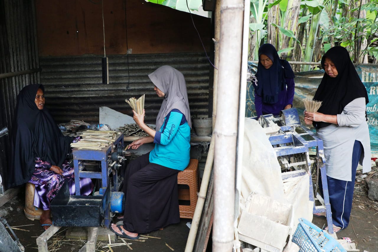Pemprov Jateng Berikan Bantuan PLTS untuk Pengrajin Tusuk Sate Banyumas