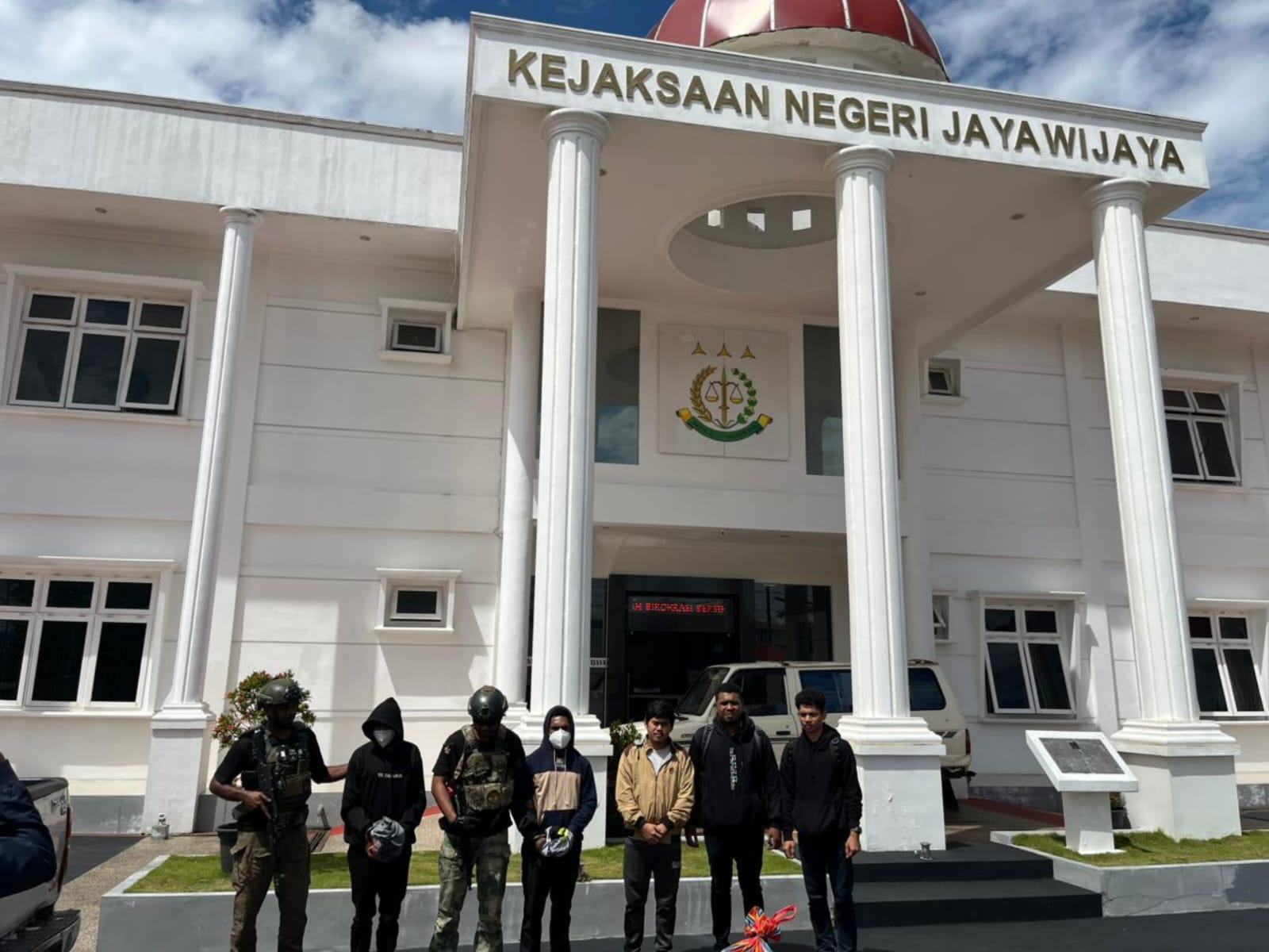 Operasi Damai Cartenz Serahkan Tersangka dan Barang Bukti Kasus Pembunuhan Berencana ke Kejaksaan