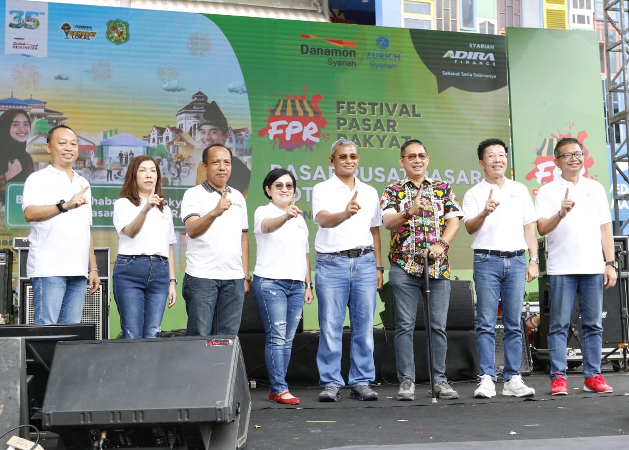 Rico Waas Buka Festival Pasar Rakyat, Dorong Penguatan Ekonomi UMKM dan Pedagang