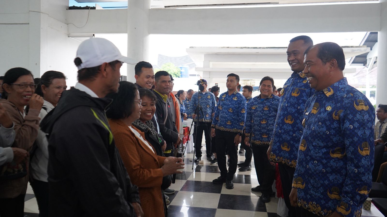 Bupati Toba Serahkan Bantuan Alsintan dan Benih Pertanian untuk Tingkatkan Produktivitas Pertanian