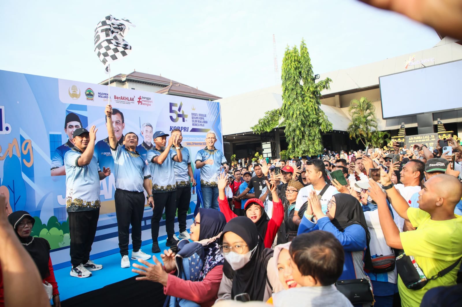Gubernur Ahmad Luthfi Lepas Ribuan Peserta Jalan Sehat HUT Korpri