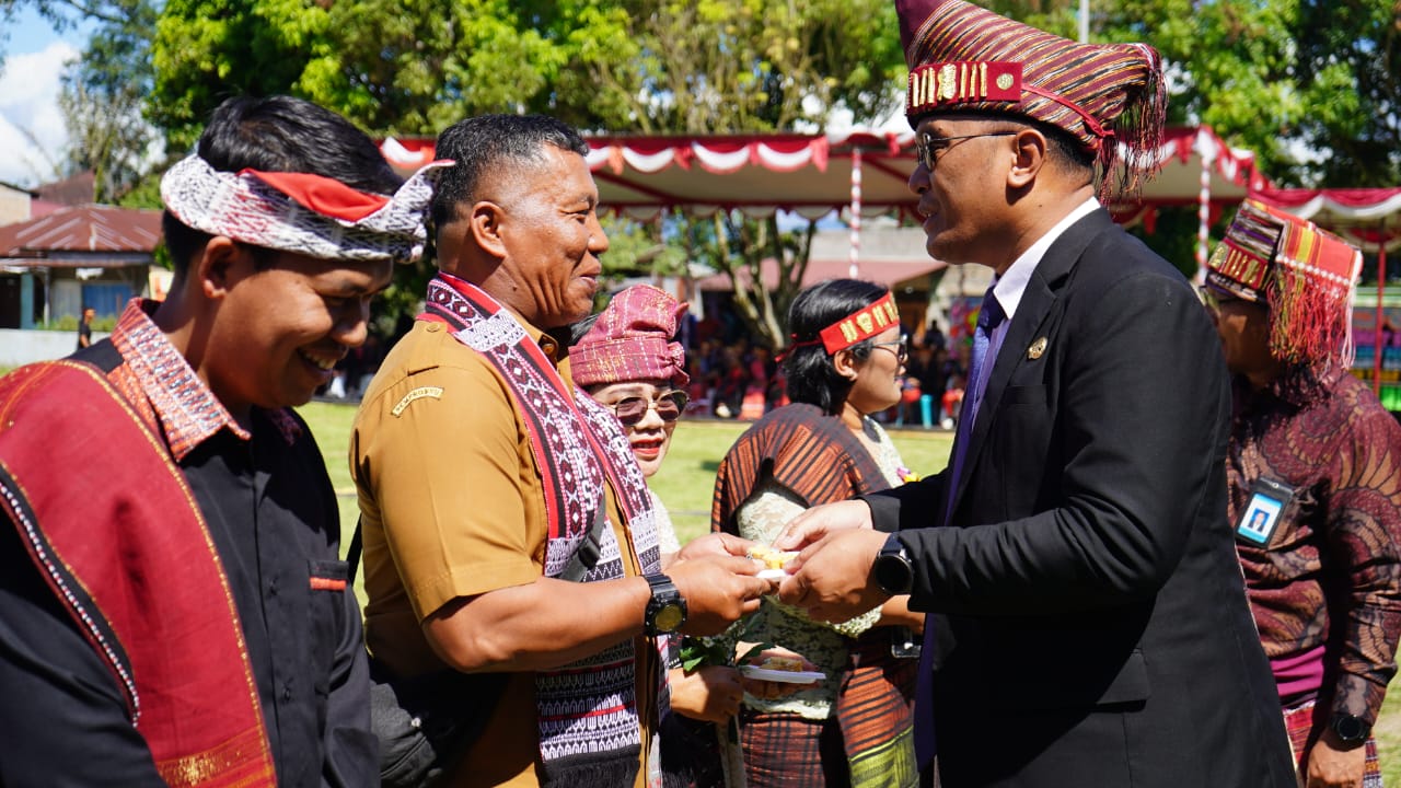 Bupati Effendi Napitupulu Beri Sekuntum Bunga untuk Guru pada Puncak Peringatan Hari Guru di Toba