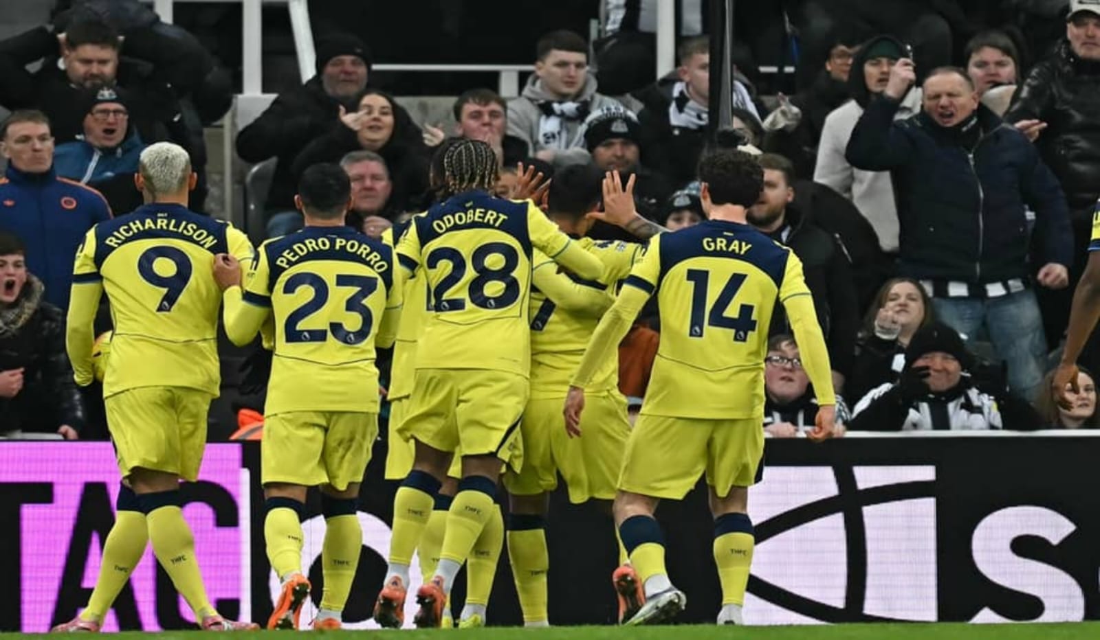 Gol Akrobatik Cristian Romero Selamatkan Spurs dari Kekalahan di Kandang Newcastle