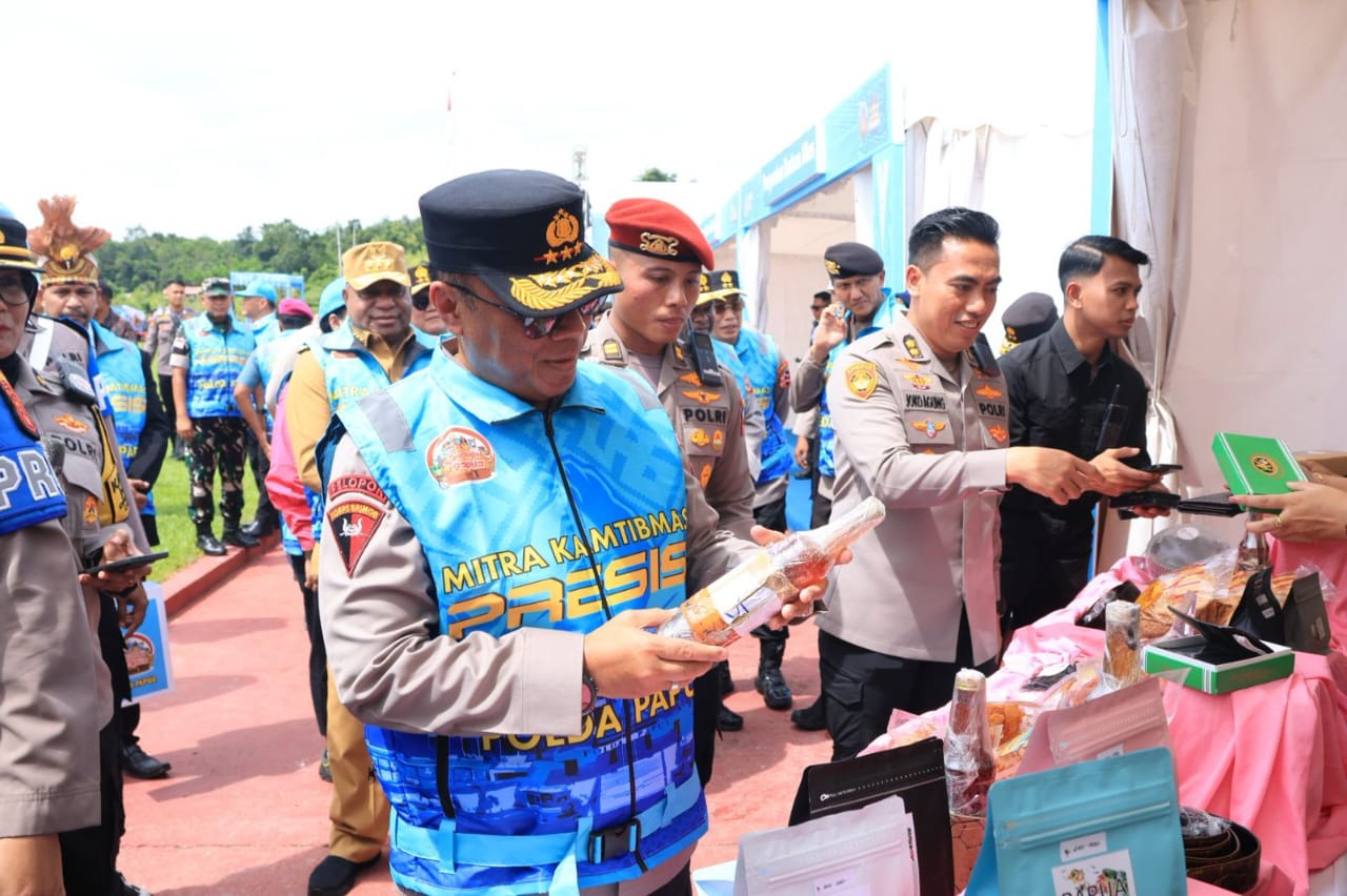 Usai Apel Mitra Kamtibmas, Wakapolri Kunjungi UMKM, Bakes, dan Bagikan Perlengkapan Sekolah di Papua