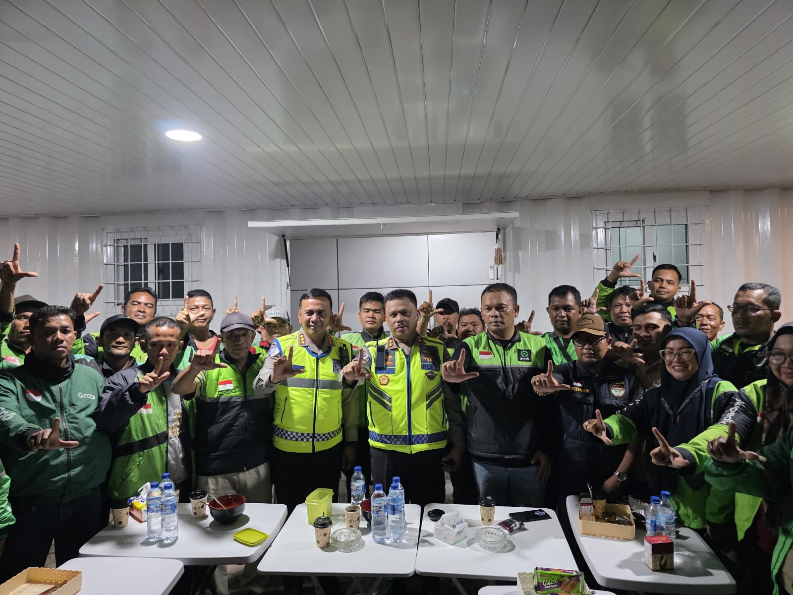 Kakorlantas Polri Kunjungi Warbeng Ojo Lali Medan, Perkuat Kedekatan dengan Komunitas Ojol