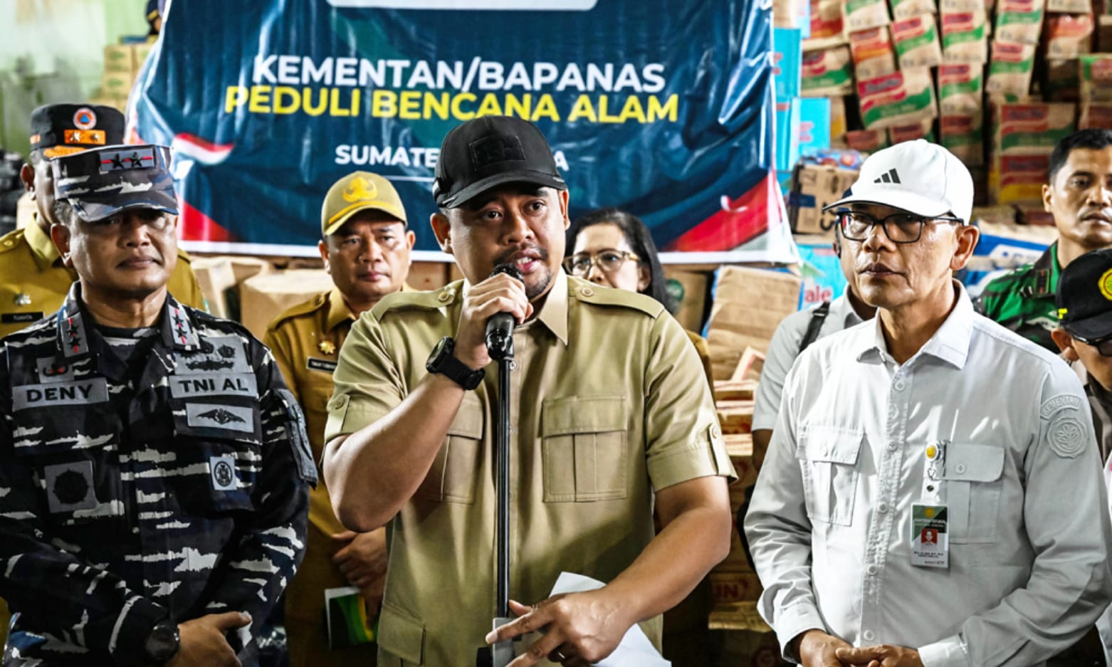 Bobby Nasution Terima Bantuan Logistik Kementan dan Bapanas untuk Korban Banjir dan Longsor di Sumut