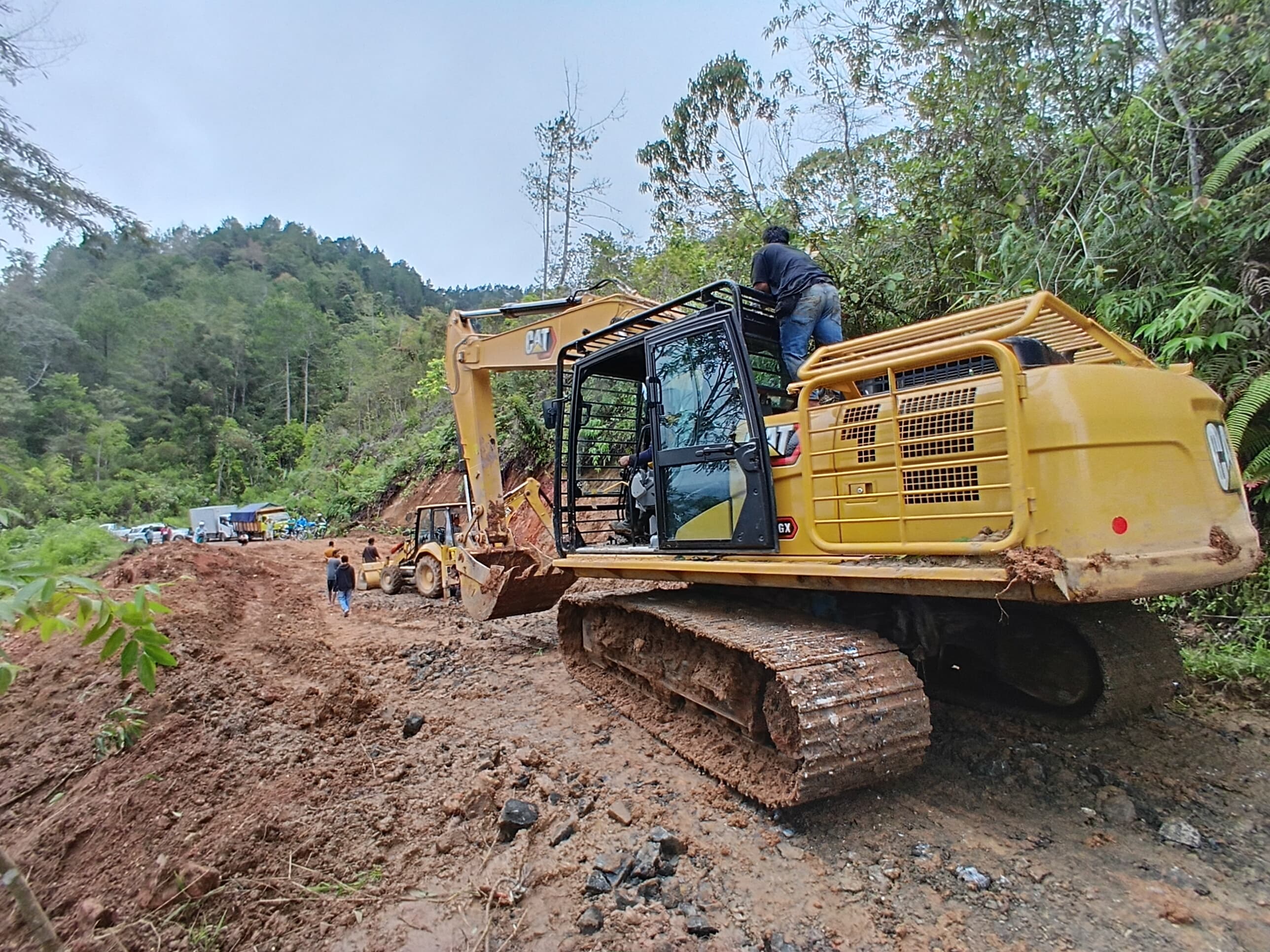 3 Unit Alat Berat Dinas PUPR Dikerahkan Tangani Longsor di Kecamatan Silaen