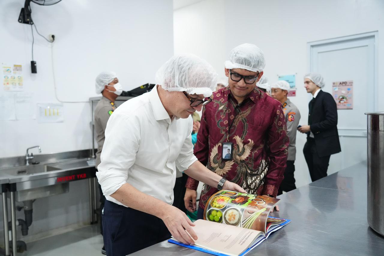 Polri Serahkan ‘Rasa Bhayangkara Nusantara’ kepada Delegasi Prancis, Perkuat MBG Berbasis Gizi, Budaya, dan Ilmu Pengetahuan