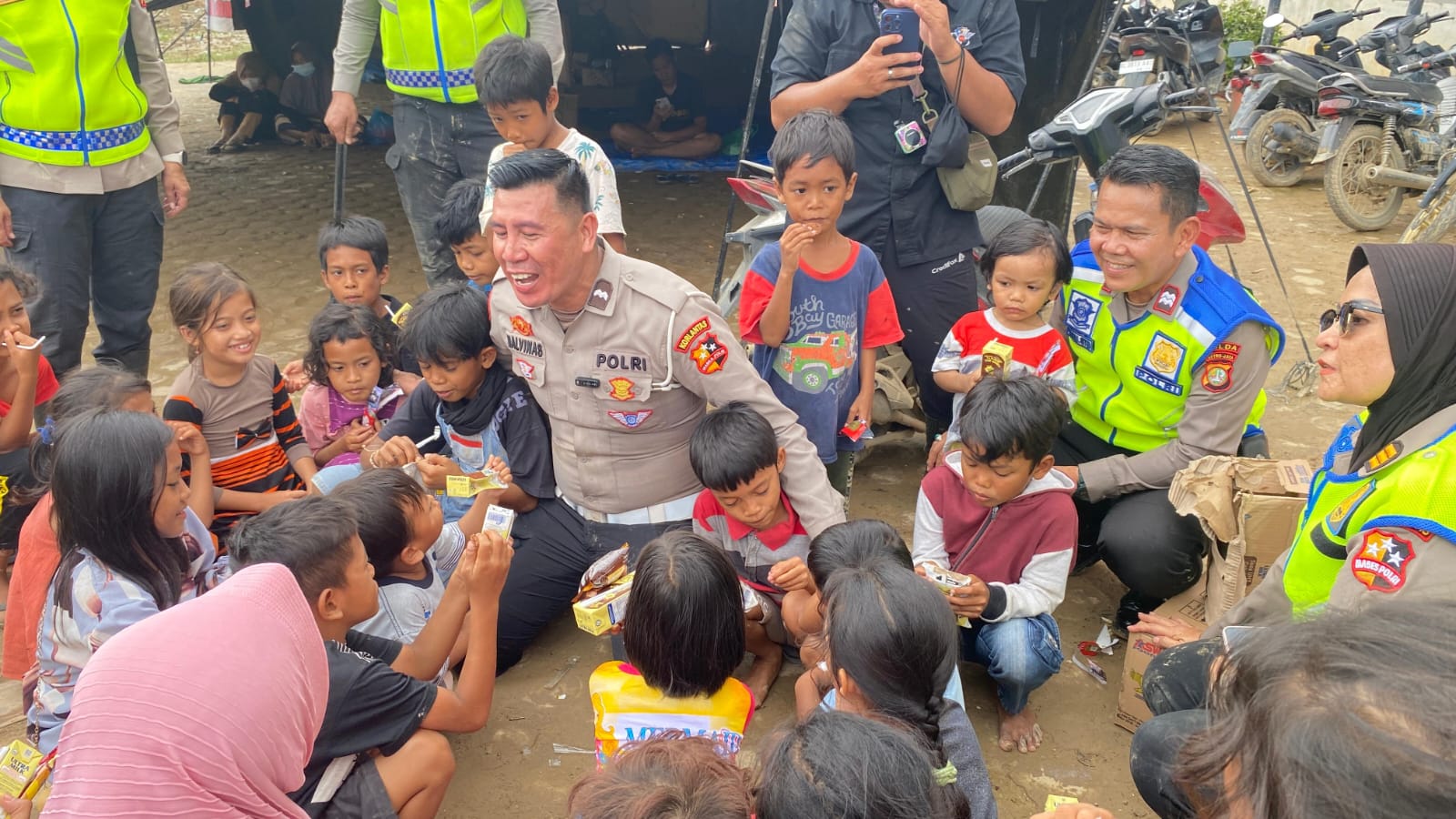 Tim Kemanusiaan Korlantas Polri Tebar Keceriaan Lewat Trauma Healing untuk Anak Korban Bencana