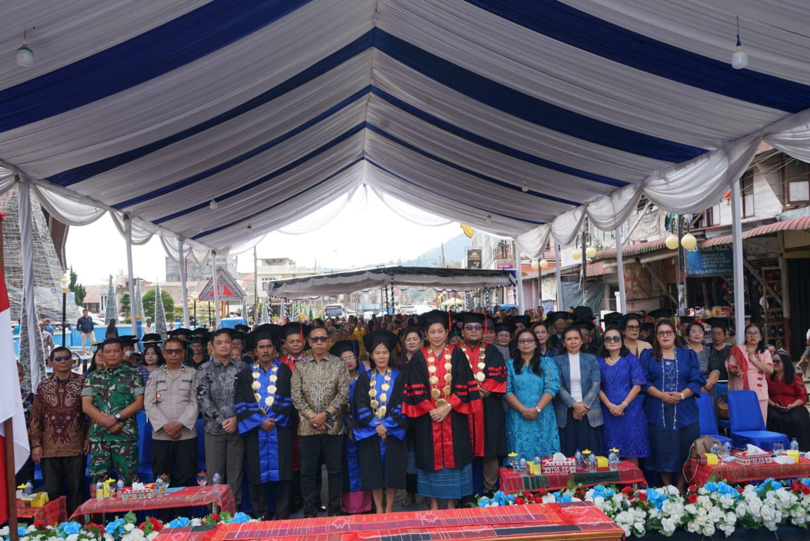 Bupati Taput Tegaskan Wisuda dan Koor Lansia Punya Makna Lebih dari Seremoni