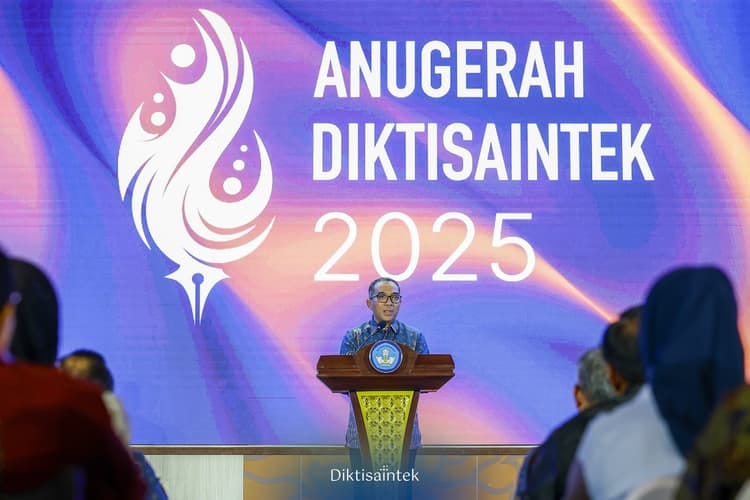 Kemdiktisaintek Beri Apresiasi Kontributor Pendidikan Tinggi, Sains, dan Teknologi di Anugerah Diktisaintek 2025