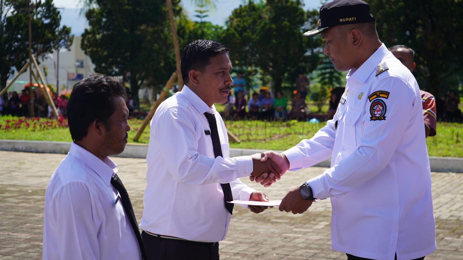 Bupati Toba Serahkan SK 411 ASN P3K Paruh Waktu, Tekankan Pentingnya Kinerja