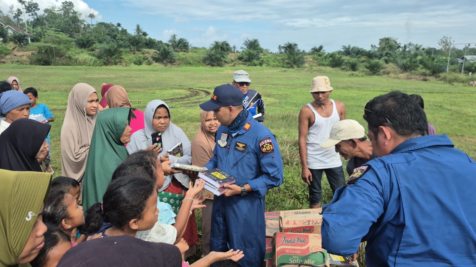 Amanah Al-Qur’an Disalurkan Pilot dan Kru Helikopter untuk Anak Terdampak Banjir Aceh Tamiang