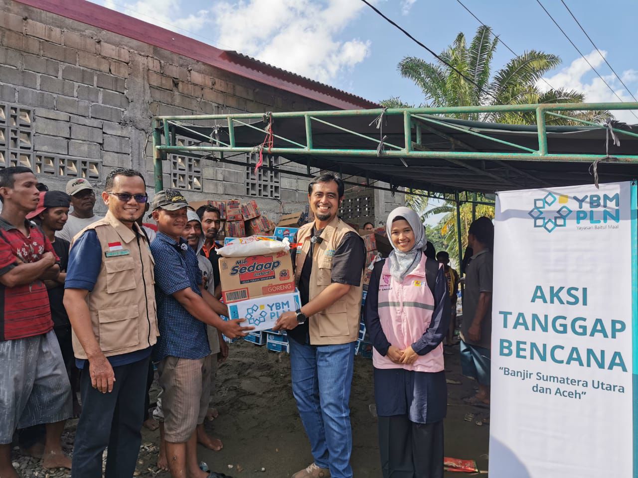 Melalui YBM, PLN UIP Sumbagut Salurkan Bantuan Tanggap Banjir bagi Warga Terdampak di Sumatera Utara