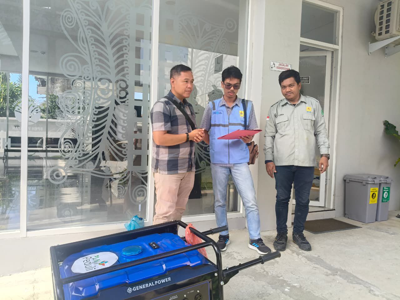 Dukung Operasional Perkantoran, PLN Serahkan Genset ke BPKH Banda Aceh