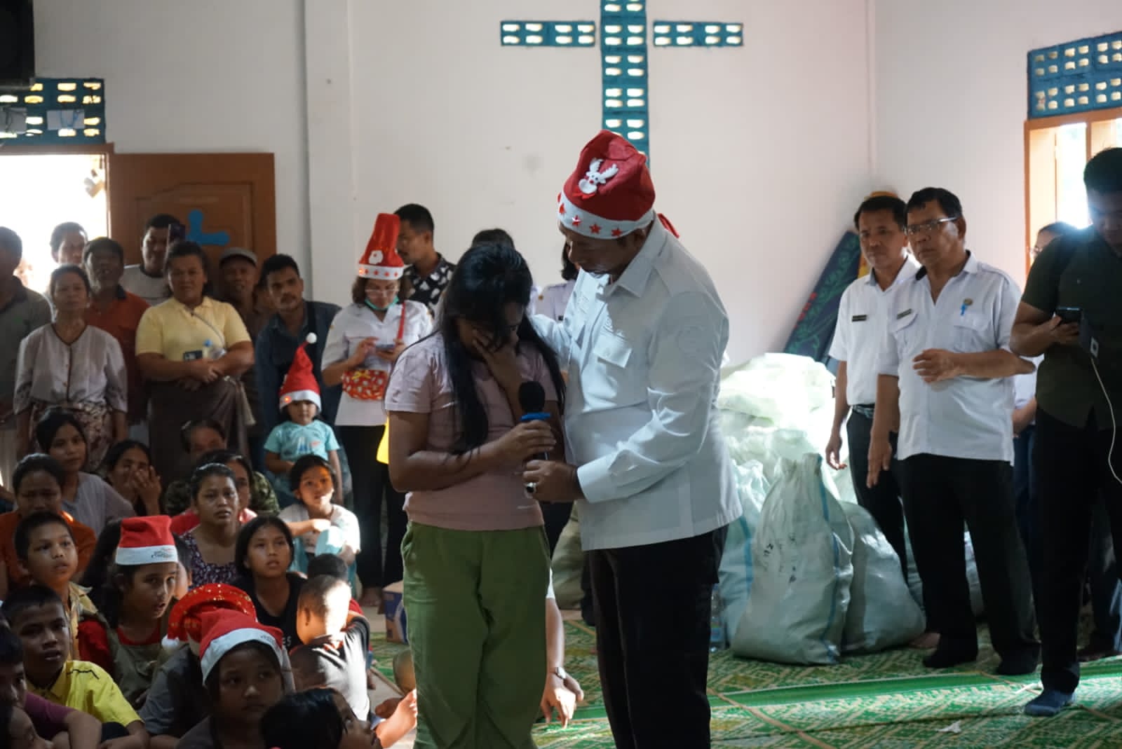 Bupati JTP Rayakan Natal Bersama Korban Bencana di Desa Sibalanga, Tegaskan Kehadiran untuk Warga