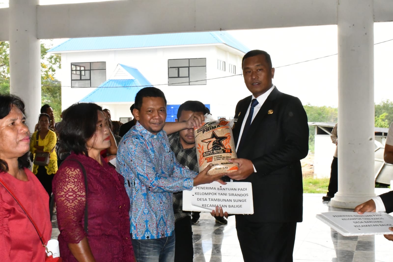 Kolaborasi Pemkab Toba dan Pemprovsu, 85 Kelompok Tani Terima Bantuan Benih dan Alsintan