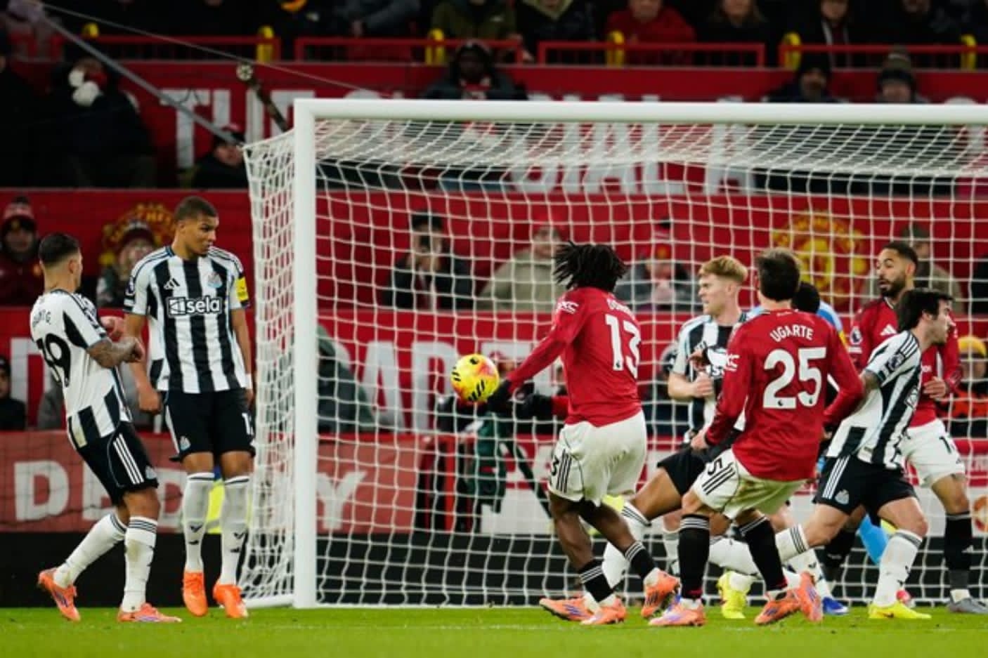 Gol Dorgu Menangkan Man United, Newcastle Protes Keputusan Wasit